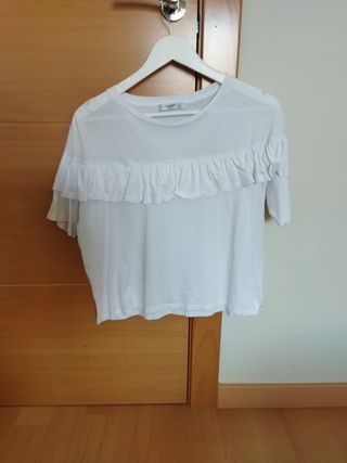 camiseta blanca con volante.