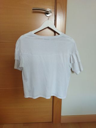 camiseta blanca con volante.