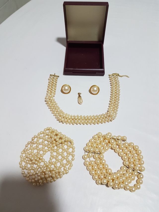 Collar, pulseras, pendientes y colgante Perlas