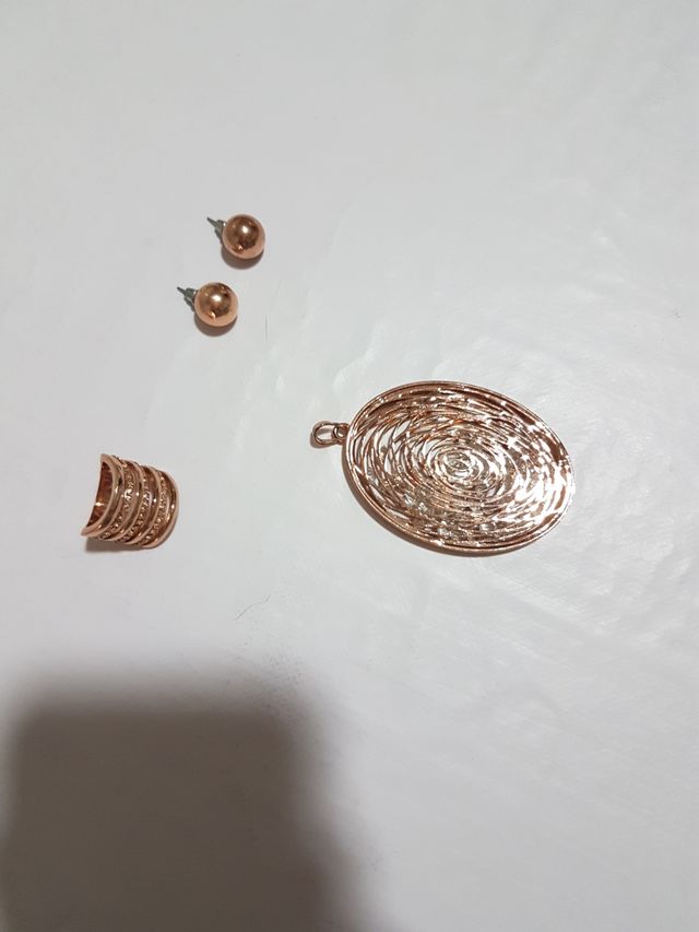 Colgante, anillo y pendientes