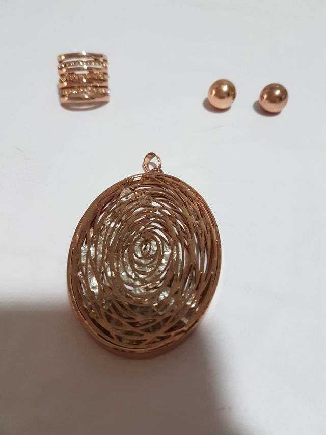 Colgante, anillo y pendientes