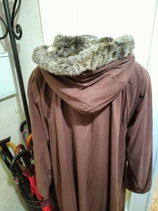Gabardina con capucha