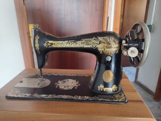 maquina de coser funciona pero para decoración