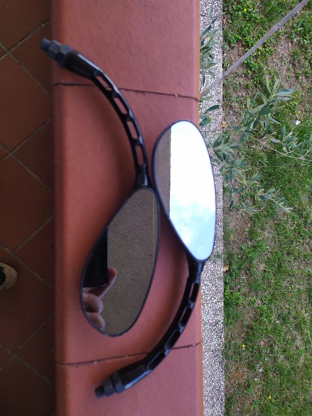 Specchietti universali moto.