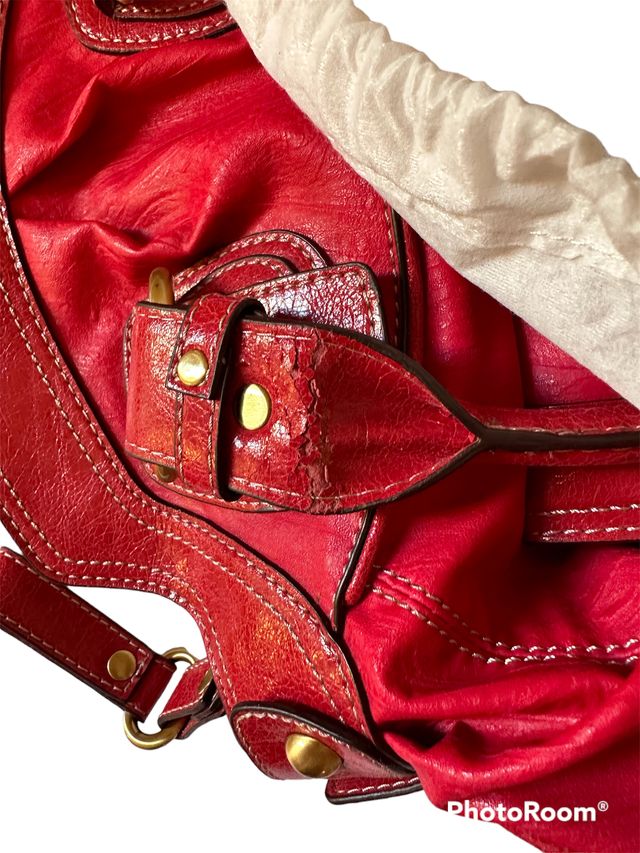 Bolso grande rojo de la marca GUESS