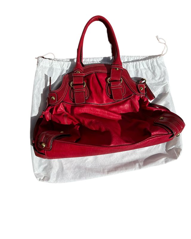 Bolso grande rojo de la marca GUESS