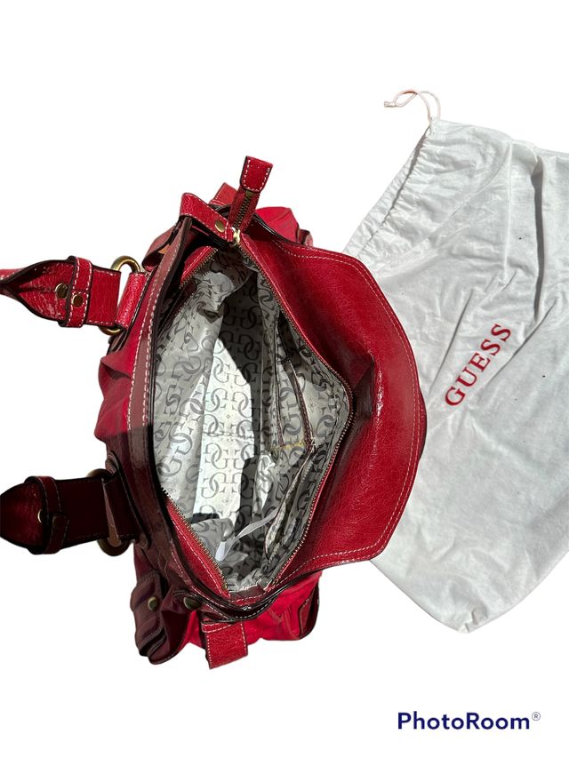Bolso grande rojo de la marca GUESS