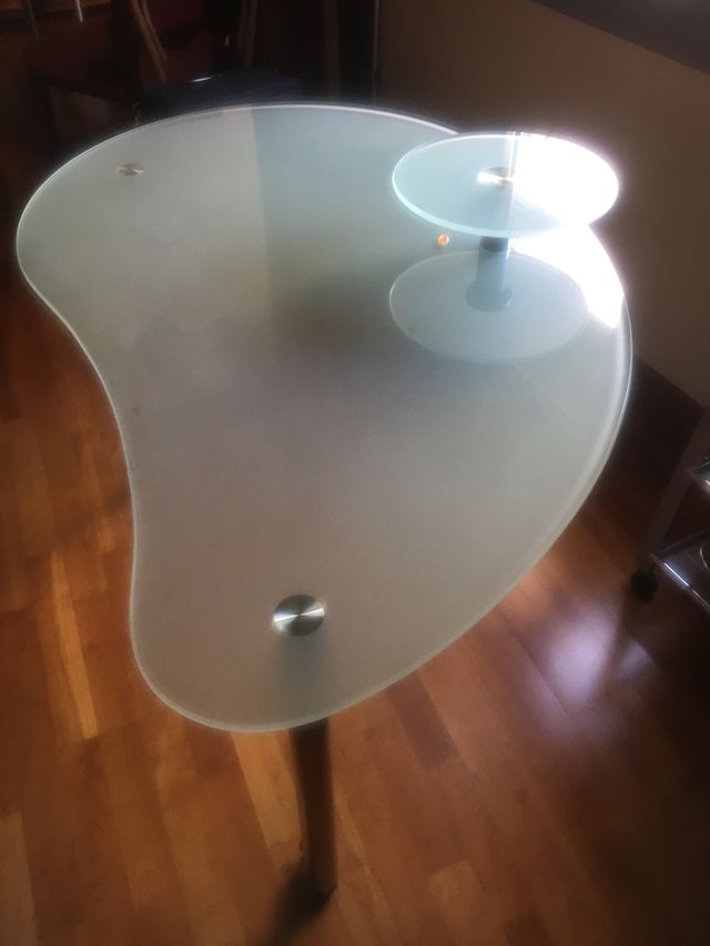 Mesa ordenador cristal con ruedas. Vidrio templado