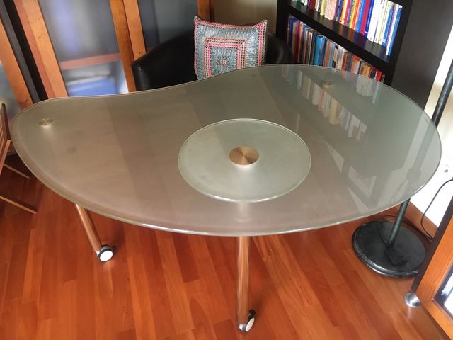 Mesa ordenador cristal con ruedas. Vidrio templado