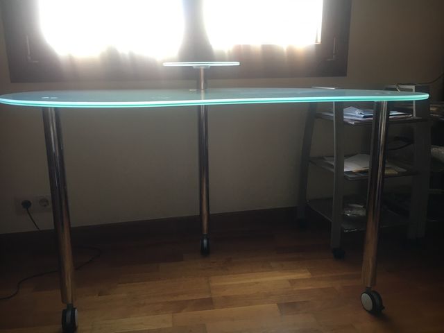 Mesa ordenador cristal con ruedas. Vidrio templado