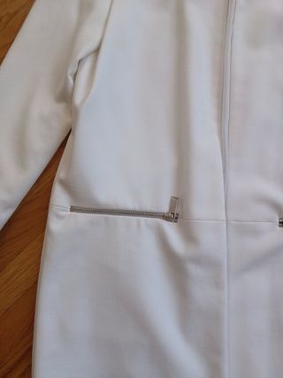 Chequea tipo blazer Stradivarius. 