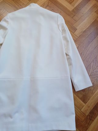 Chequea tipo blazer Stradivarius. 
