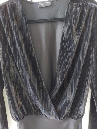 Body negro y rayas doradas