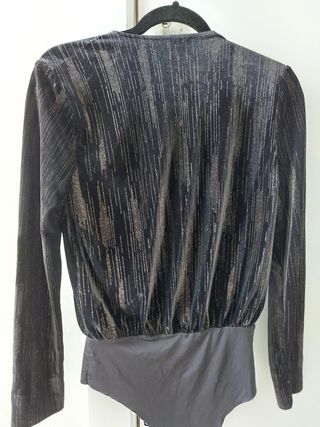 Body negro y rayas doradas