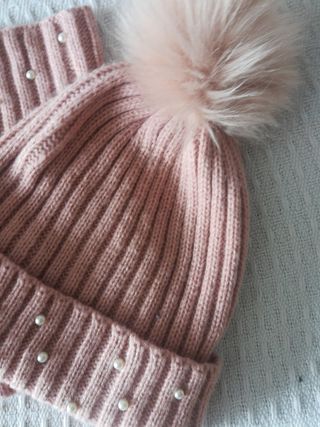 gorro y cuello rosa y perlitas