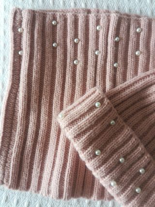 gorro y cuello rosa y perlitas