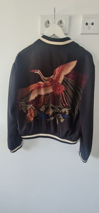 preciosa cazadora bomber Zara bordada