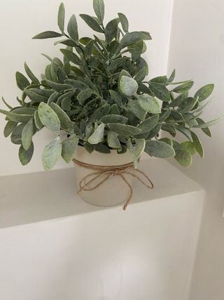 Planta artificial y macetita beige