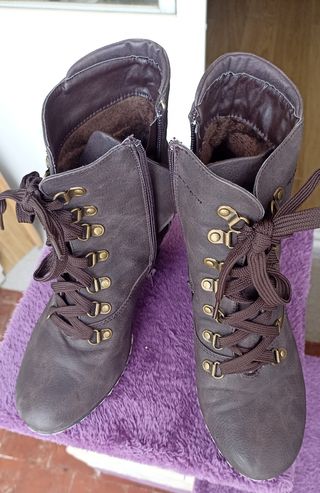 botas con tacón marrones.