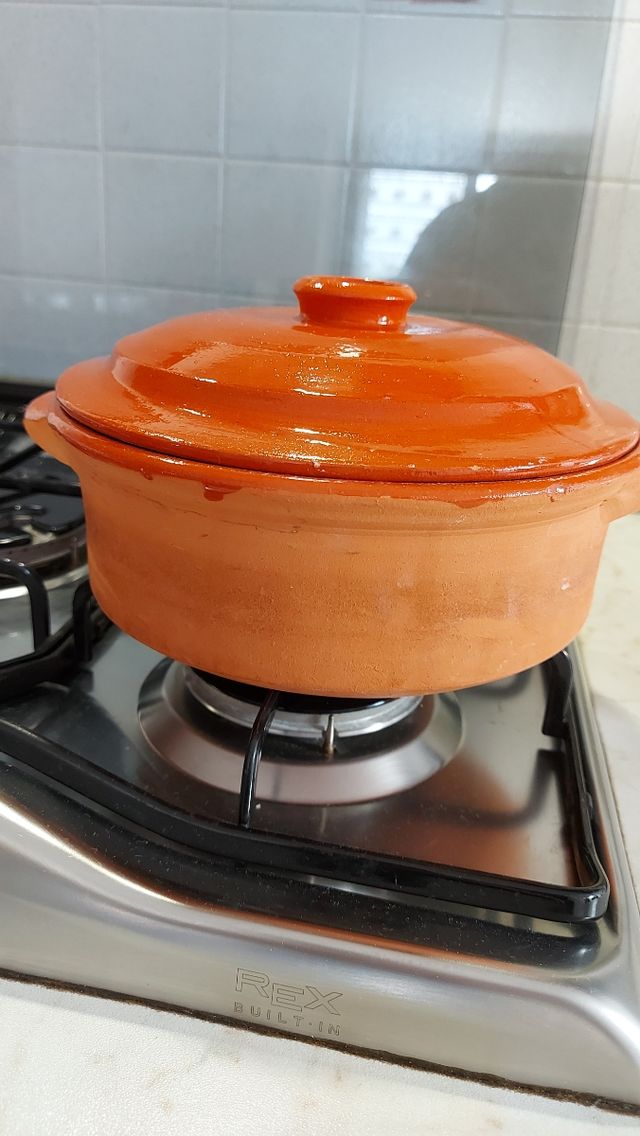 Pentola e coperchio di terracotta