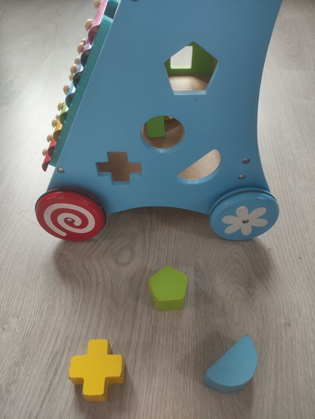 Andador de madera con juegos