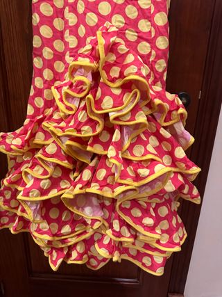 Traje de gitana rosa y amarillo
