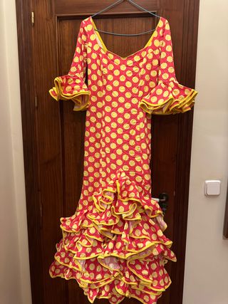 Traje de gitana rosa y amarillo