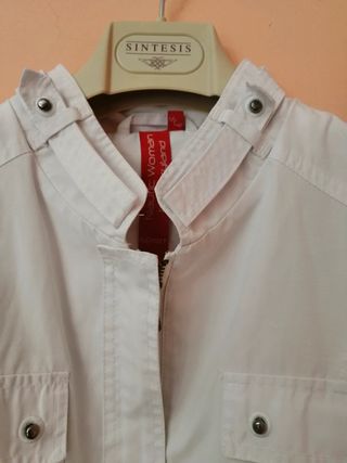 Cazadora blanca con cinturón, talla M.