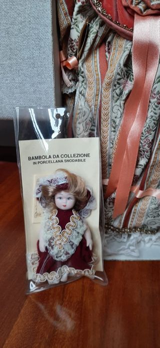 Bambola di porcellana da collezione