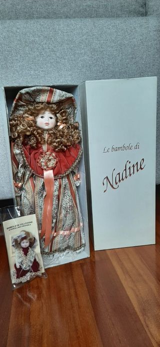 Bambola di porcellana da collezione