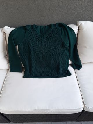 Dos jerséis uno verde y otro azul marino