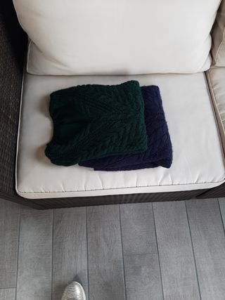 Dos jerséis uno verde y otro azul marino