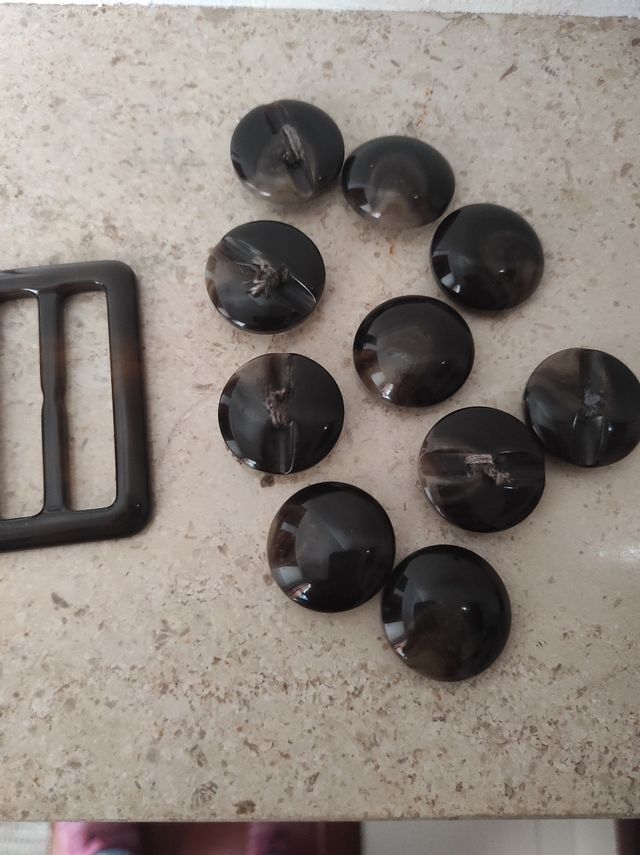 10 botones y una hebilla