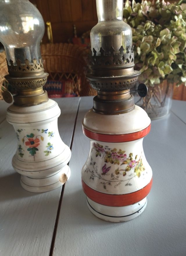 Conjunto de tres lámparas de petróleo.