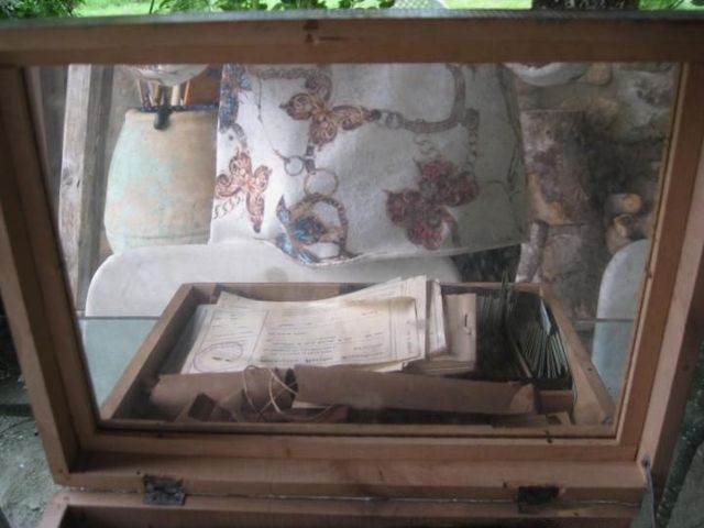 Caja de madera con motivo floral Art Deco.