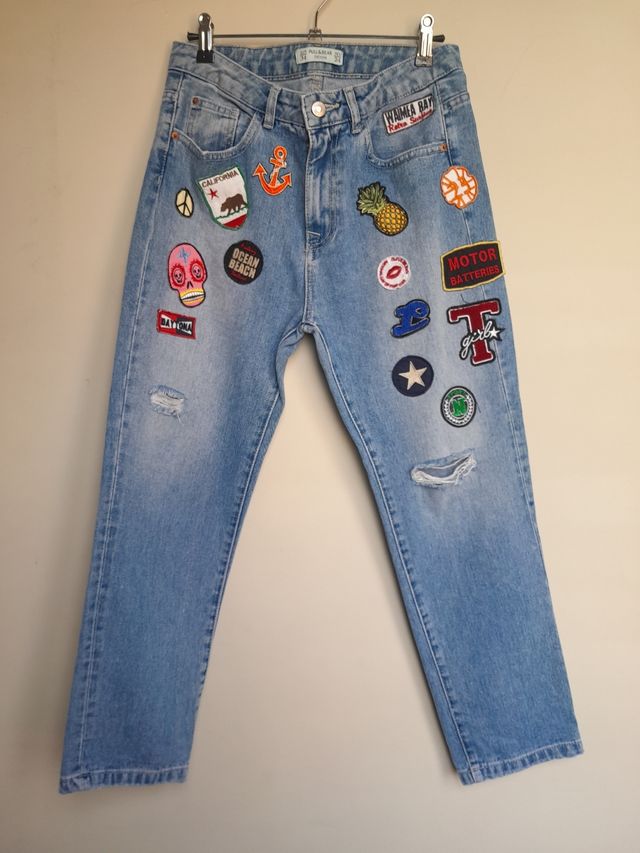 pantalone jeans con patches e strappi pull & bear