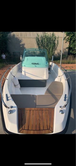 Barca con motor y remolque, Algo negociable