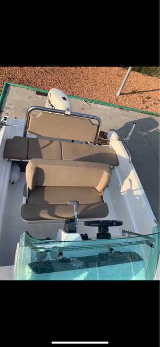 Barca con motor y remolque, Algo negociable