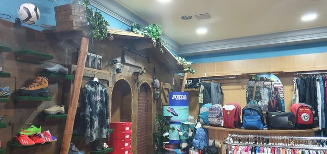 Tienda de deportes y moda con el producto incluido