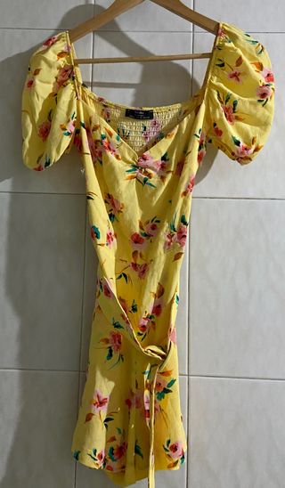 Mono amarillo flores