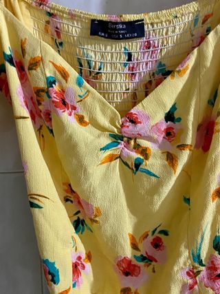 Mono amarillo flores