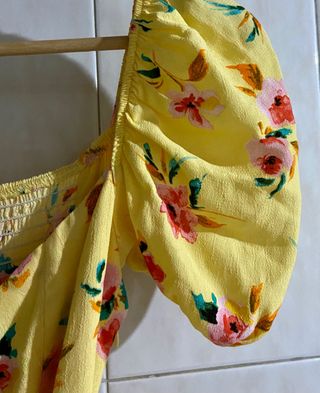 Mono amarillo flores