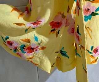 Mono amarillo flores