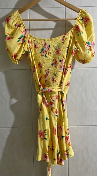 Mono amarillo flores