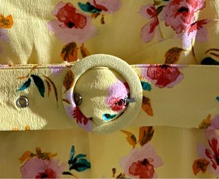 Mono amarillo flores