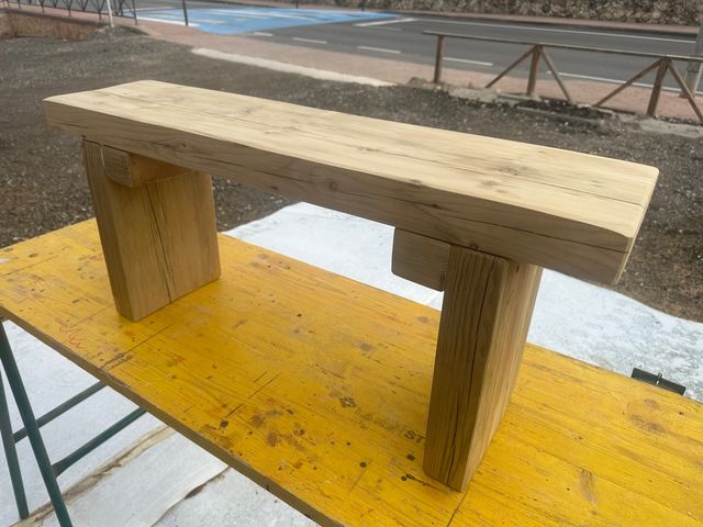 Banco de madera maciza tratada