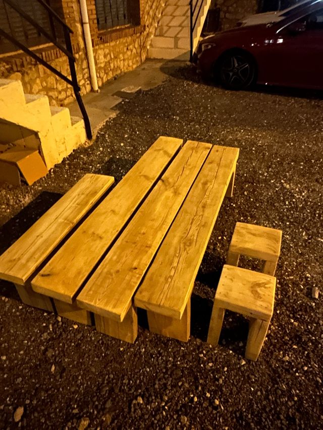 Banco de madera maciza tratada