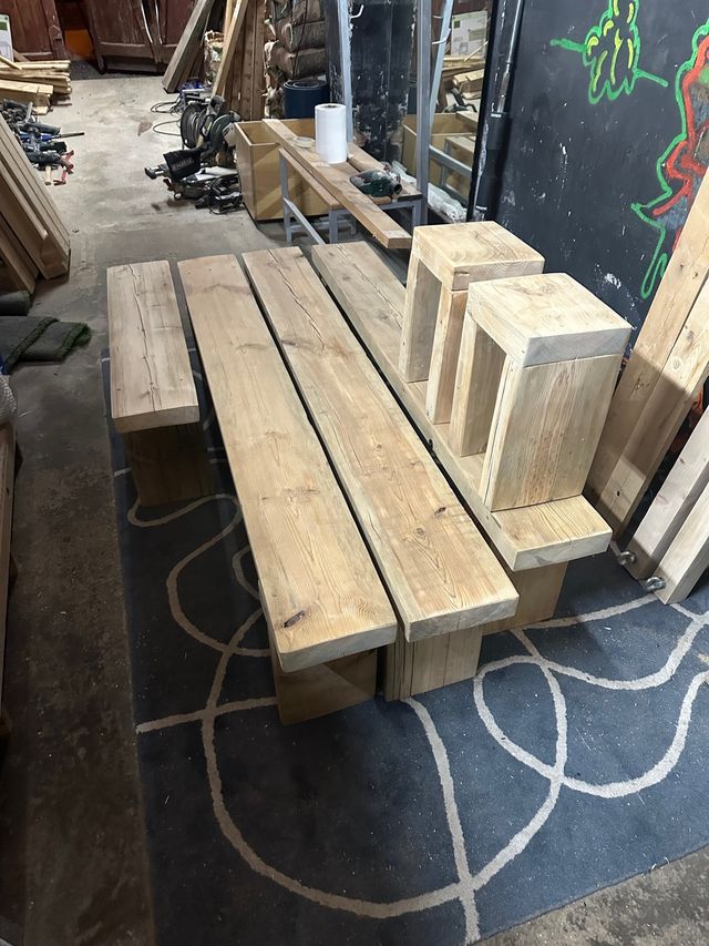 Banco de madera maciza tratada