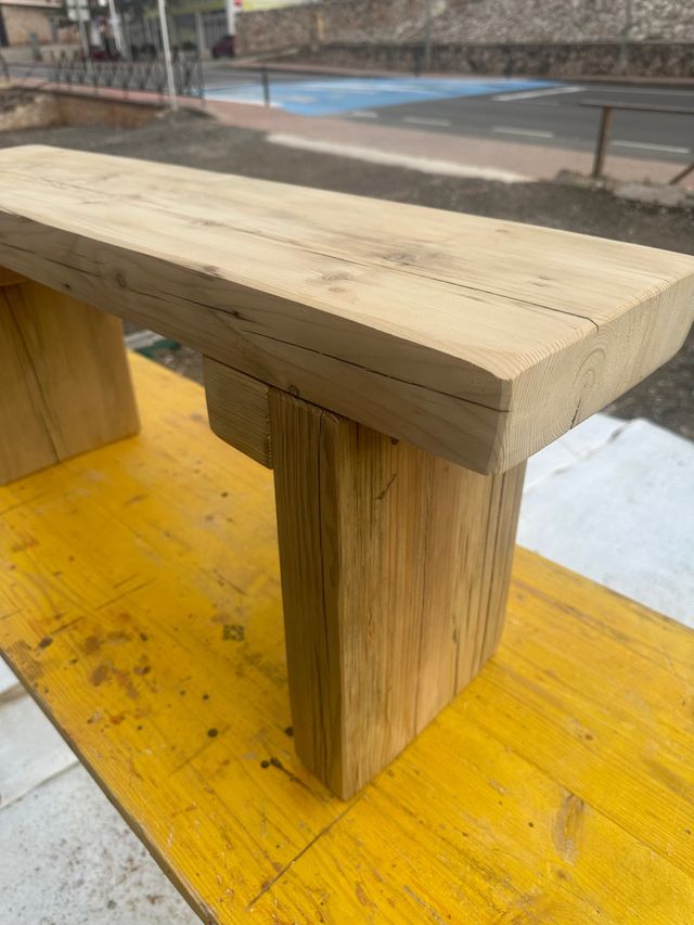 Banco de madera maciza tratada