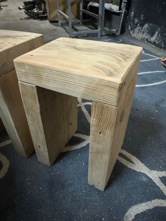 Banco de madera maciza tratada